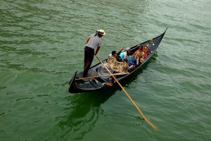 Gondola: Transportasi Ikonik Masyarakat Venesia Italia